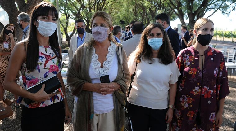 Claudia Najul, rodeada en este caso por Pamela Verasay, Ana Nadal y Jimena Latorre. Foto: ALF PONCE MERCADO / MDZ