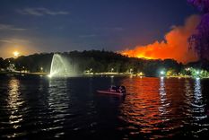 Bomberos voluntarios trabajan intensamente para controlar las llamas. Foto: X Bomberos voluntarios trabajan intensamente para controlar las llamas. Foto: X
