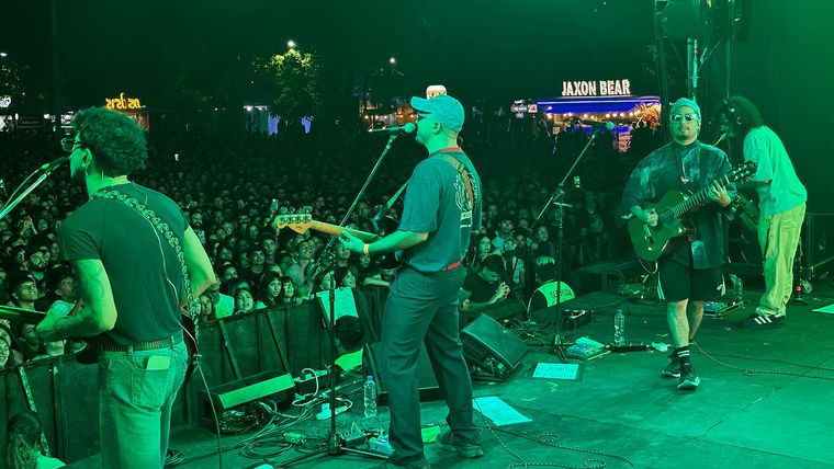 Gauchito Club cerró el Luján Suena 2026 ante una multitud que no paró de saltar. / Foto: Marcos García