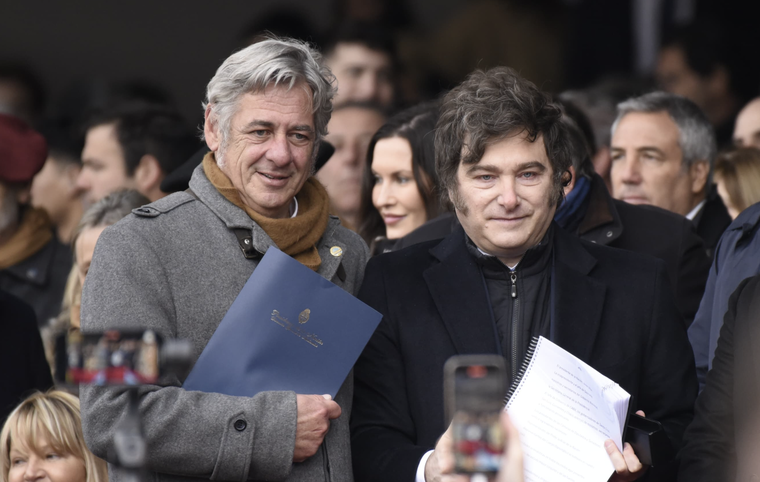 En la Rural, Milei oficializó la baja de retenciones y lanzó críticas al kirchnerismo.