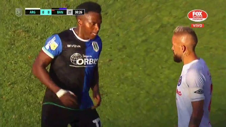 Cuero vio la roja por escupir a Torrén