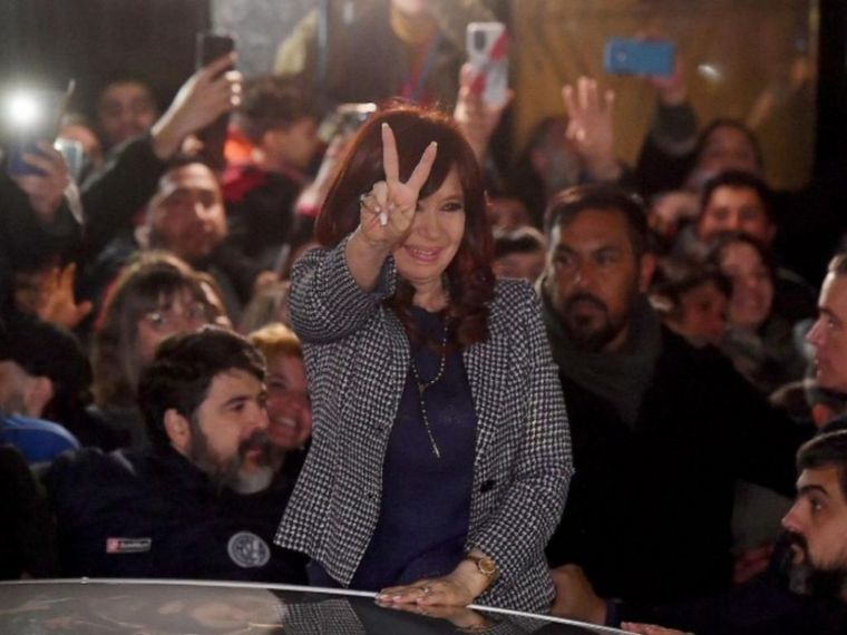 El intendente de Ensenada, Mario Secco, afirmó hoy que hay una presión tremenda de la gente para que la vicepresidenta Cristina Fernández de Kirchner acepte postularse para un tercer mandato. Foto: El Comentario