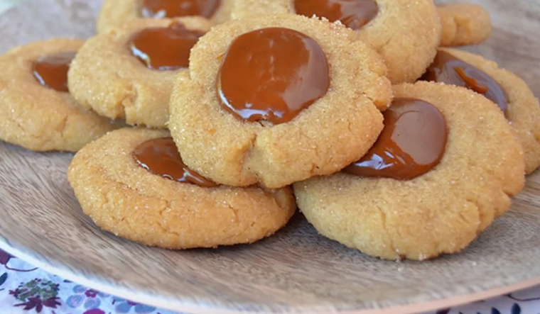 La receta de pepas con dulce de leche se popularizó en panaderías argentinas durante el siglo XX y hoy es infaltable en cualquier bandeja de dulces. La receta de pepas con dulce de leche se popularizó en panaderías argentinas durante el siglo XX y hoy es infaltable en cualquier bandeja de dulces.