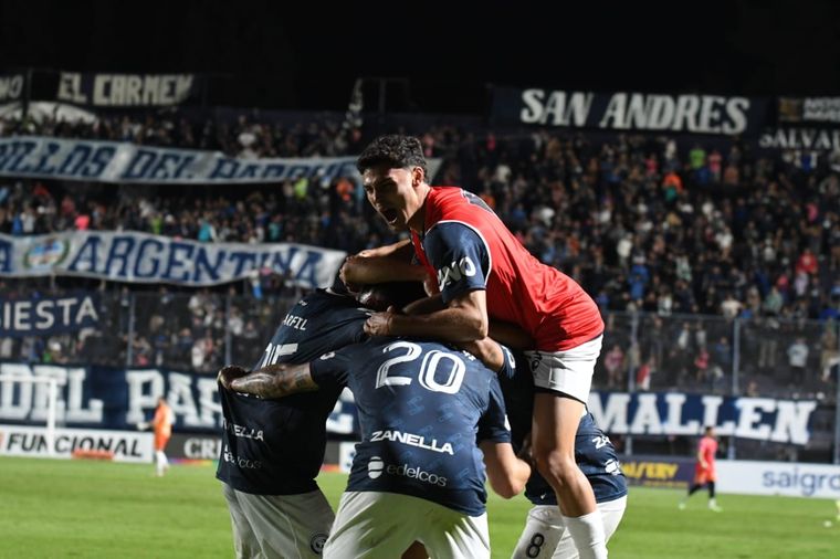 Independiente Rivadavia venció a Racing por primera vez en su historia. Foto: ALF PONCE MERCADO / MDZ