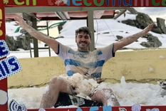 Con una remera de la UNSAM, Rodrigo festejó ser el primer ingeniero recibido en la Antártida. Foto: Archivo