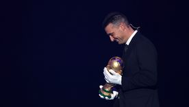 Lionel Scaloni ingresó con la Copa del Mundo al sorteo de la FIFA. Lionel Scaloni ingresó con la Copa del Mundo al sorteo de la FIFA.