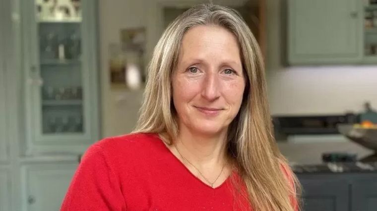 Karen Cooper pide apoyo continuo para las víctimas de homicidio.