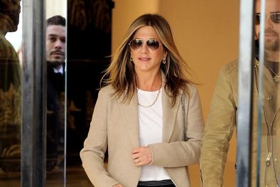 MDZol | De zapatillas Jennifer Aniston las lleva muy bien.