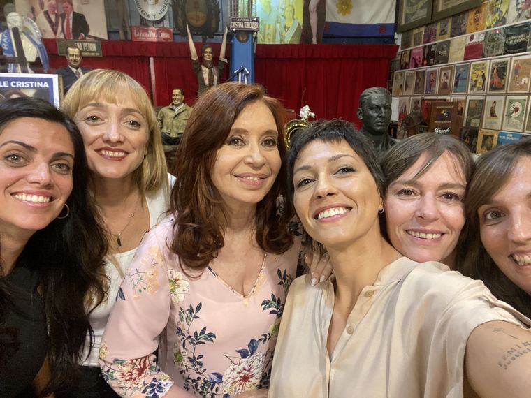 Luana Volnovich, Anabel Fernández Sagasti, Mayra Mendoza, Juliana di Tullio y Luz Alonso junto a Cristina Fernández de Kirchner. Foto: Twitter Mayra Mendoza