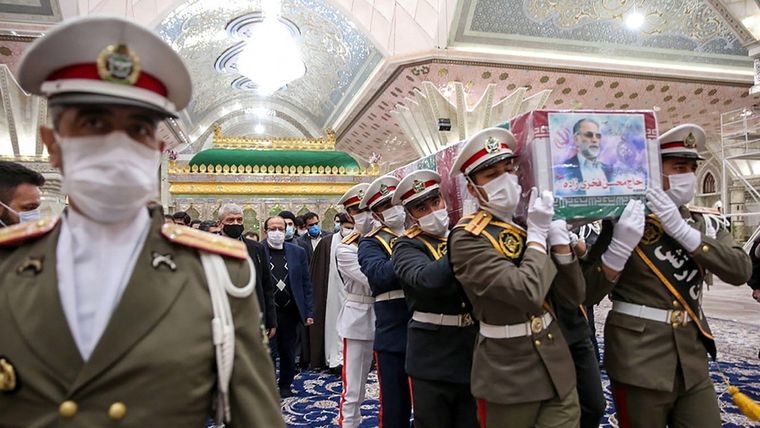Militares iraníes trasladan el ataúd de Mohsen Fakhrizadeh en Teherán, el 29 de noviembre de 2020.