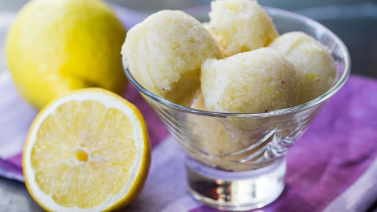Lúcete preparando este delicioso helado de limón casero Foto: Shutterstock
