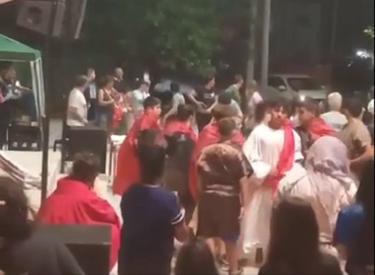 Los feligreses salieron corriendo ante la irrupción de los vehículos Foto: Captura de video