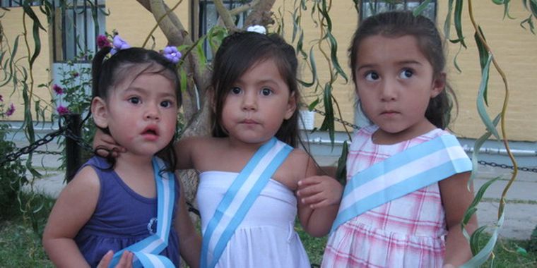 Las pequeñas abanderadas de la guardería.