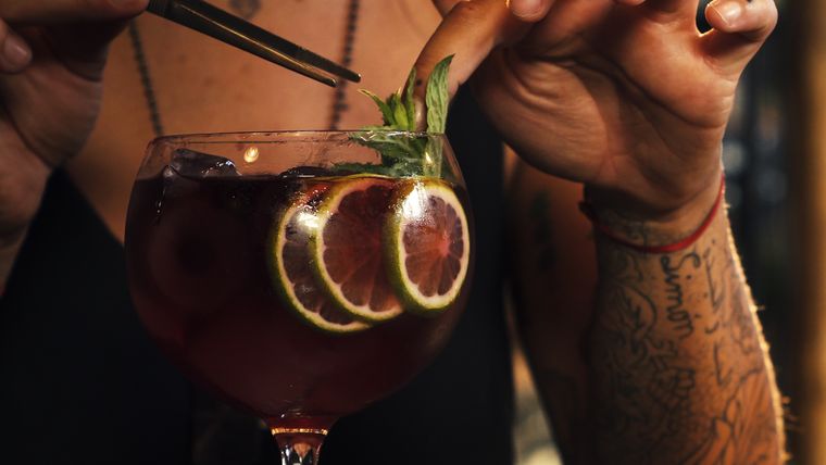 Disfrute total: compartir un buen trago con amigos, una gran idea. Disfrute total: compartir un buen trago con amigos, una gran idea.