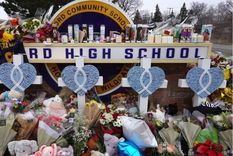 Foto: GETTY IMAGES. Flores y regalos fueron colocados afuera del colegio de Oxford en recuerdo de las víctimas del ataque con arma de fuego que dejó cuatro muertos.