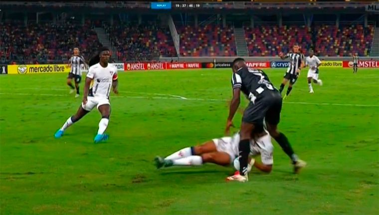 Todo Central Córdoba reclamó penal por mano en el área. Foto: Captura Fox Sports