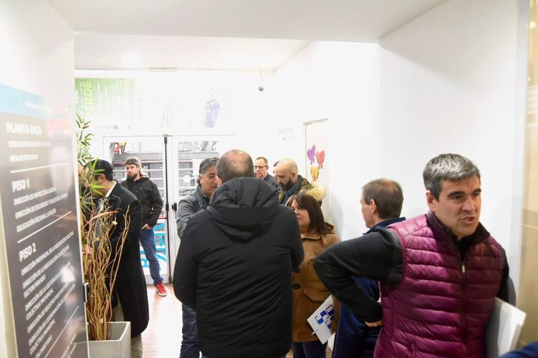 Los representantes gremiales de los estatales bonaerenses esperando para entrar en la sala paritaria del ministerio de Trabajo de la provincia de Buenos Aires Los representantes gremiales de los estatales bonaerenses esperando para entrar en la sala paritaria del ministerio de Trabajo de la provincia de Buenos Aires