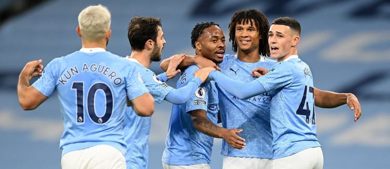 Todos abrazan a Sterling, autor del único gol. Foto: Manchester City