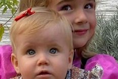 Anna y Olivia. Foto: LaVozdeGalicia. Anna y Olivia. Foto: LaVozdeGalicia.