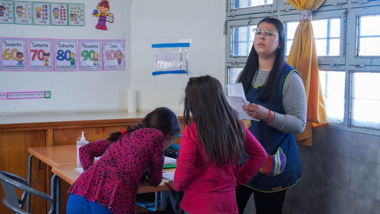 Con apenas 30 años, Julieta lleva casi una década enseñando y acompañando a niños de Guaymallén en situación de vulnerabilidad. Con apenas 30 años, Julieta lleva casi una década enseñando y acompañando a niños de Guaymallén en situación de vulnerabilidad.