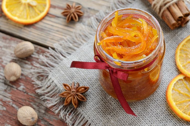 La cáscara de naranja en agua es un importante insecticida para las plantas Foto: Shutterstock