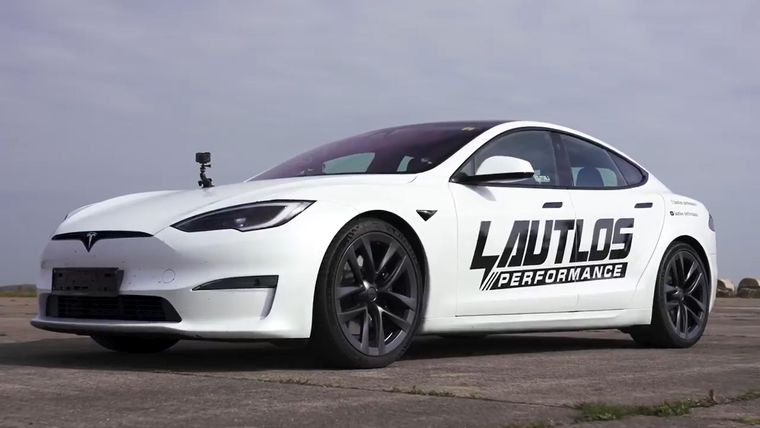 El Tesla Model S tiene una potencia de 1.020 hp Foto: CarWow