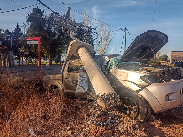 Una camioneta chocó con un transformador, el conductor se fugó y una mujer resultó herida Foto: Emilce Vargas Ferrara/MDZ
