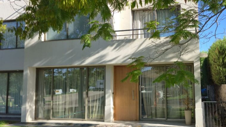 El jardín privado del artista cuenta con la única piscina autorizada en todo el complejo residencial.