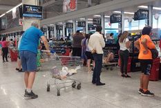 Algunas personas compran lo justo y necesario, otras se stockean para las fiestas Foto: Rodrigo DAngelo / MDZ