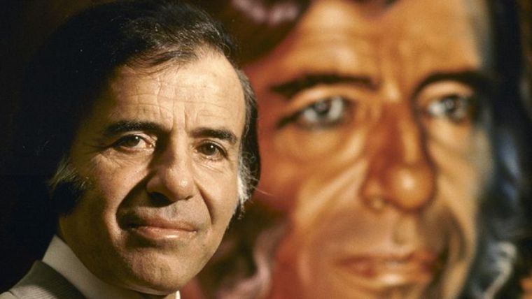 La foto de Menem como candidato a la presidencia en 1989 lo mostraba así, con un inmenso fresco de sí mismo detrás. Foto: AFP
