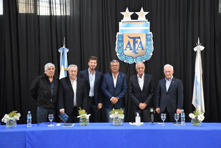 Tapia junto a los dirigentes de los cinco grandes. AFA Foto: AFA