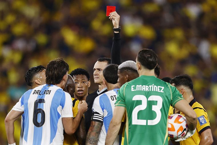 Wilmar Roldán expulsó a Nicolás Otamendi y el defensor argentino perderá el debut en la Copa del Mundo. Wilmar Roldán expulsó a Nicolás Otamendi y el defensor argentino perderá el debut en la Copa del Mundo.