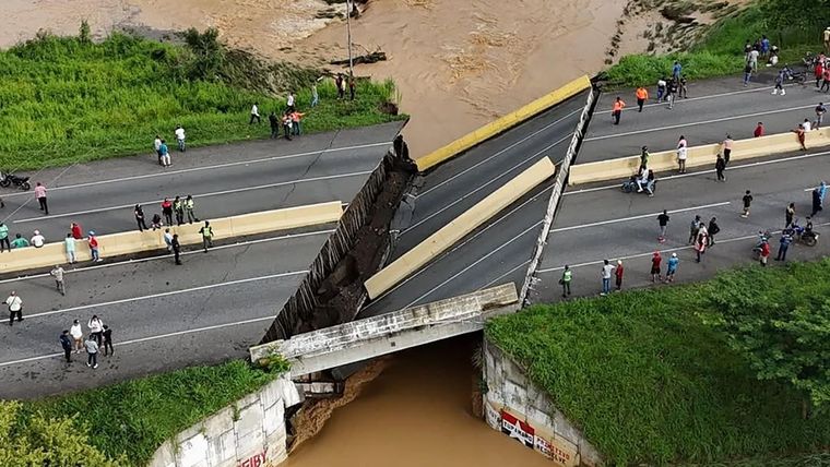 La crecida de los ríos en Venezuela provocó el colapso de un puente en la autopista José Antonio Páez, en el estado Portuguesa.