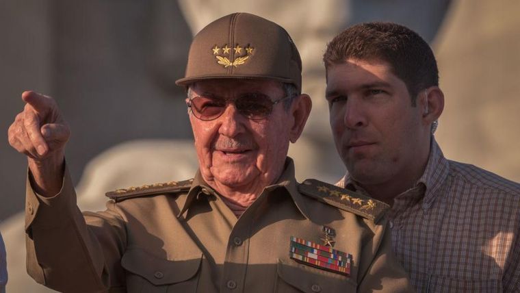 Raúl Castro con su nieto y guardaespaldas Raúl Guillermo Rodríguez Castro, conocido como "El Cangrejo", a quien expertos relacionan con Gaesa.