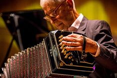 Mosalini nació en José C. Paz el 29 de noviembre de 1943.