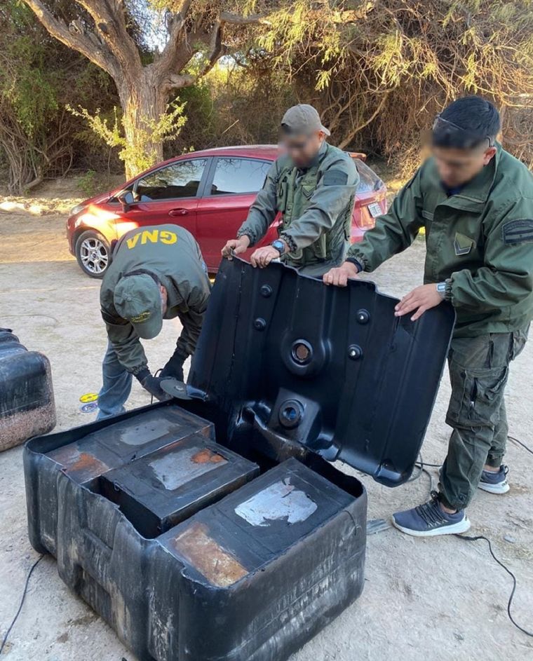Los gendarmes allanaron cuatro tanques de combustible donde se ocultaba la droga. Los gendarmes allanaron cuatro tanques de combustible donde se ocultaba la droga.