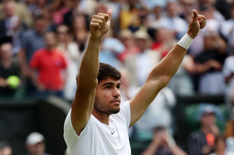 Alcaraz ganó, se clasificó a las semis de Wimbledon y sacó pecho como candidato al título Foto: EFE