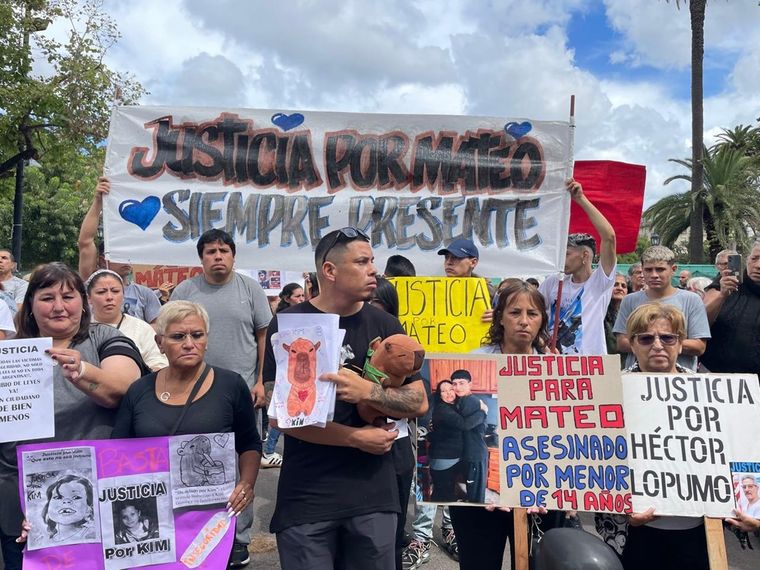 El padre de la niña asesinada expresó su dolor y acompañó el reclamo de los vecinos. Foto: José Luis Carut MDZ