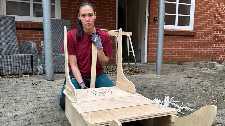 Keira le ha fabricado a su hija Zammi un trineo de madera para su primer cumpleaños.