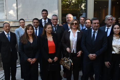 Los ocho senadores del interbloque Encuentro Mendocino posaron junto a los intendentes peronistas en la Legislatura. Los ocho senadores del interbloque Encuentro Mendocino posaron junto a los intendentes peronistas en la Legislatura.