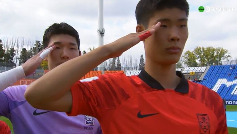 Los jugadores coreanos haciendo el saludo militar.