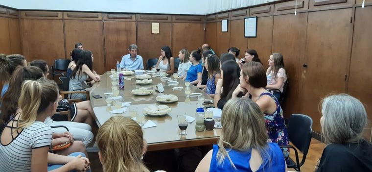 Félix con las reinas Emir Félix se reunió con las representantes distritales y confirmó que la fiesta no se hace.