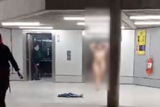 Mujer desnuda causa alboroto en el Aeropuerto de Chile Foto: NA