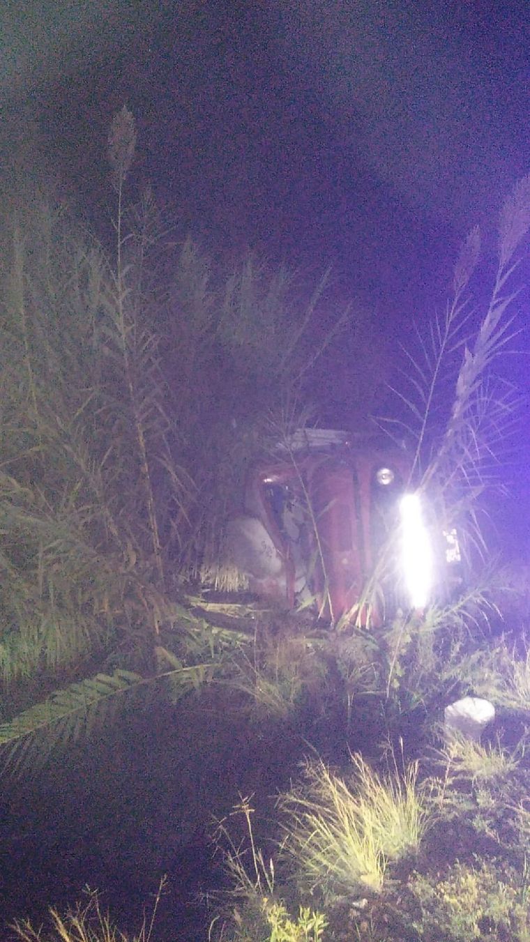 Un camión volcó a un costado de la Ruta 7 tras ser colisionado por otro en Luján de Cuyo Foto: Ministerio de Seguridad de Mendoza