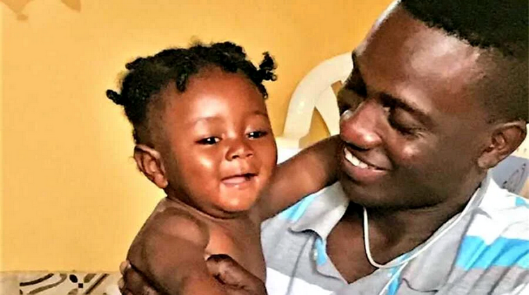 Jimmy adoptó a Emilio Angel. Foto: TheSun.