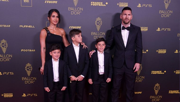 Messi y su familia, de gala para el Balón de Oro: así lo recibieron los franceses Foto: DPA