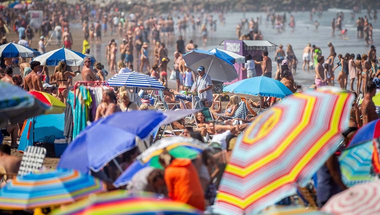 La costa atlántica sigue siendo el destino más elegidos para pasar las vacaciones Foto: Télam