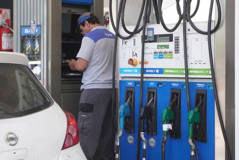 Cargar el tanque de nafta es cada vez más difícil para los consumidores. Foto: Rodrigo DAngelo / MDZ Cargar el tanque de nafta es cada vez más difícil para los consumidores. Foto: Rodrigo DAngelo / MDZ