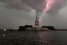 impresionante: rayos impactan varias veces en la estatua de la libertad impresionante: rayos impactan varias veces en la estatua de la libertad