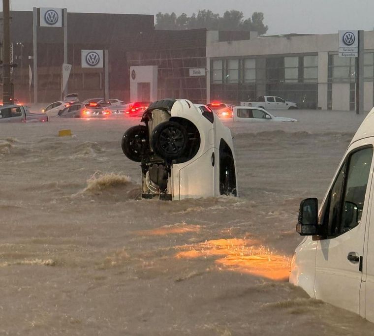 Debido a las inundaciones en Bahía Blanca, las autoridades informaron que ya son 16 muertos, además de casi 100 desaparecidos. Foto: NA